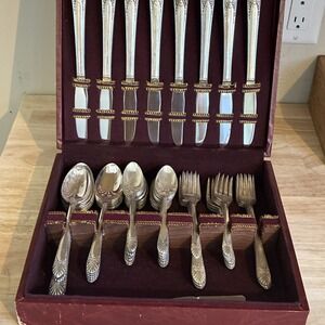 Stunning Vintage Crown Silverplate Cutlery Silverware 61 Pieces W/Wood‎ Keeper.